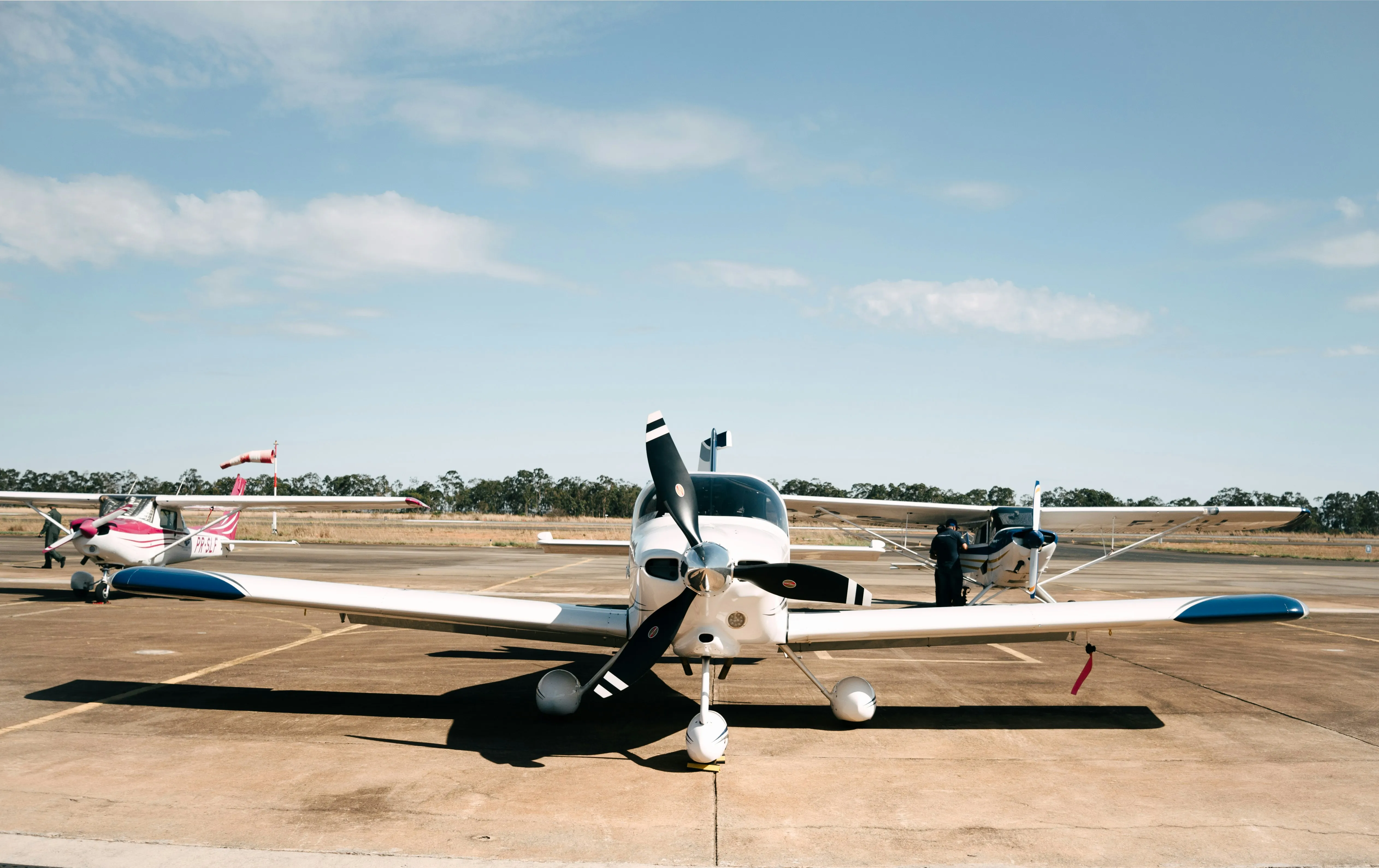 Commercial airliner on the runway by Eliezer Fernandes
